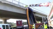 Beykoz'da dorsesi açık kalan hafriyat kamyonu viyadüğe çarptı