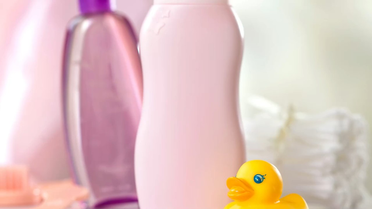 Friseur verwendet Babyshampoo, kurz darauf steht seine Haut in Flammen