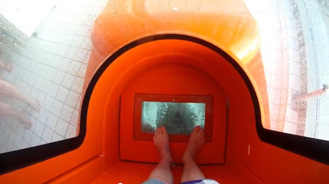Eine Wasserrutsche, die mit einem freien Fall beginnt! Absolut irre!