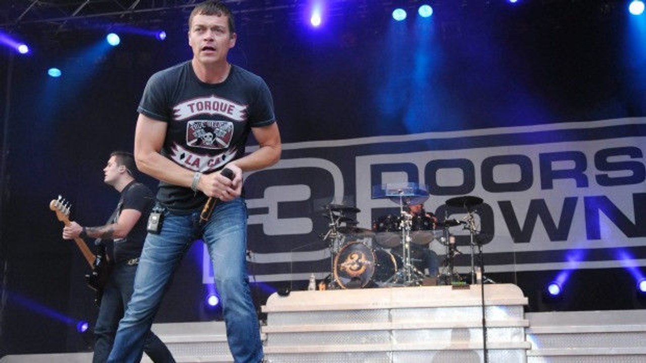 Unterbrechung eines 3-Doors-Down-Konzerts wegen Agression gegen eine Zuschauerin!