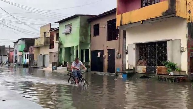 Após ás chuvas da noite de domingo (03/04) e manhã desta segunda-feira (04/04) ruas da Aerolândia amanhacem alagadas
