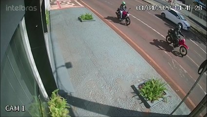 Câmera registra colisão entre motos na Rua Rio de Janeiro, no Centro