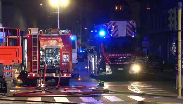 Milano, incendio in piazza San Babila: i vigili del fuoco al lavoro