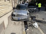 Beykoz'da servis minibüsü ile otomobil kafa kafaya çarpıştı