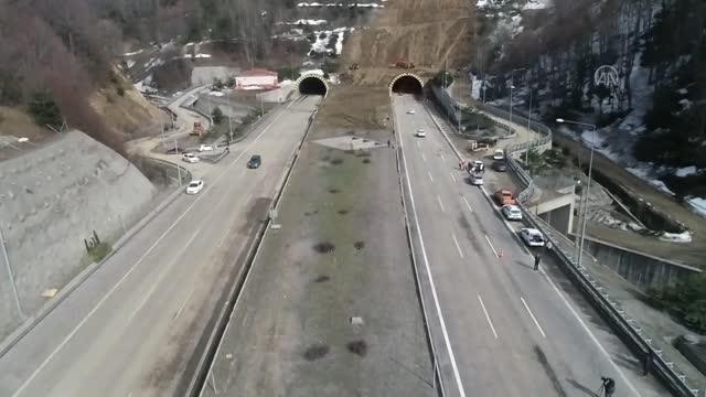 (DRONE) Heyelan nedeniyle kapanan Bolu Dağı Tüneli ulaşıma açıldı