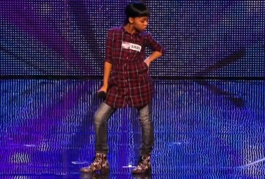 Mit gerade mal 11 Jahren ist dieses junge Mädchen schon ein wahrer Popstar. Ihre Glanzleistung wird dich umhauen