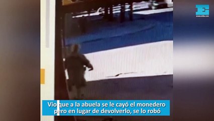 Vio que a la abuela se le cayó el monedero pero en lugar de devolverlo, se lo robó