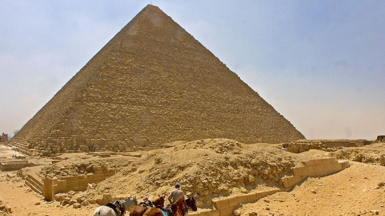 Ein mehr als 4.500 Jahre altes Schiff wurde am Fuße einer Pyramide in Ägypten entdeckt