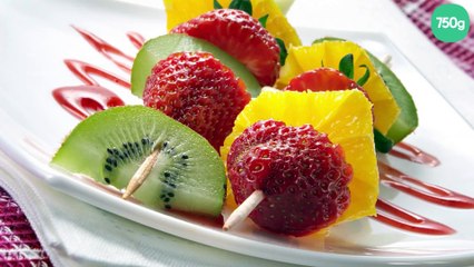 Brochettes de fruits printaniers
