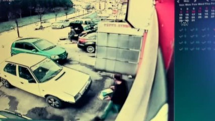 Otomobilin bariyere çarpması güvenlik kamerasında