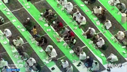مقطع يوثق إفطار المعتمرين والمصلين بالمسجد الحرام في ثالث أيام رمضان