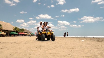 Bañistas se refrescan en las aguas de Masachapa y Pochomil