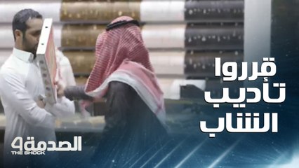 Download Video: ألقى بالبيتزا في وجهه والآخر كاد أن يفتك به ويحطمه بعد أن تمادى هذا الشاب في إهانة عامل الدليفري العجوز والتقليل منه