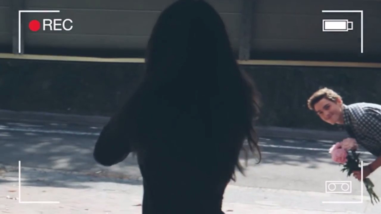 Dieser junge Brite macht seiner Freundin ein unglaubliches Geburtstagsgeschenk... Darauf war sie nicht gefasst!