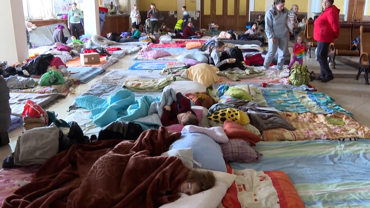 الجزيرة تتفقد أوضاع النازحين في محطة القطار بمدينة لفيف