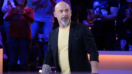 GALA VIDÉO - Vincent Lagaf' victime d’un grave accident : l’animateur apparaît en fauteuil roulant