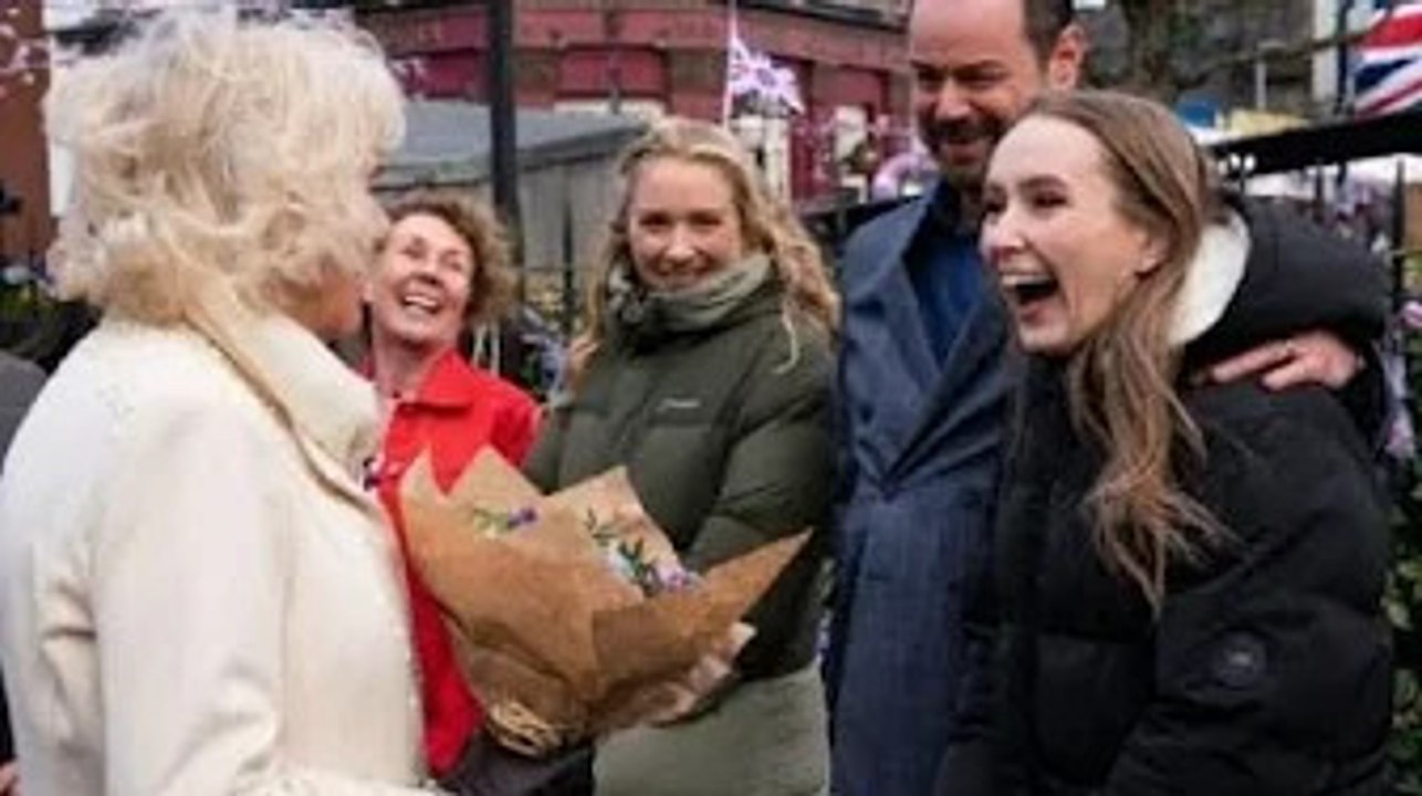 Camilla révèle que Queen regarde Strictly Come Dancing et que la famille royale a même voté pour la