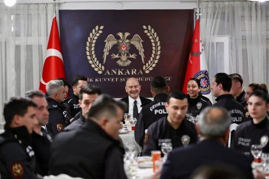 Bakan Soylu, Çevik Kuvvet Şube Müdürlüğü'nde iftar yaptı