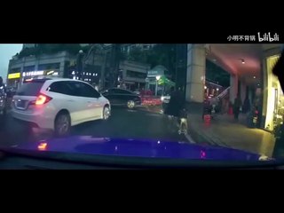 Il sauve son moteur en allant de toute urgence dans une station de lavage