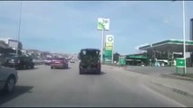 Ağaç fidanlarını otomobil bagajında taşıyan sürücünün tehlikeli yolculuğu kamerada