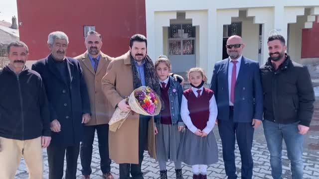 Ağrı Belediye Başkanı Sayan köyde yaşayan öğrencileri sinemayla buluşturdu