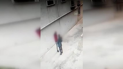 Masa ve sandalye hırsızlığı güvenlik kamerasına yansıdı