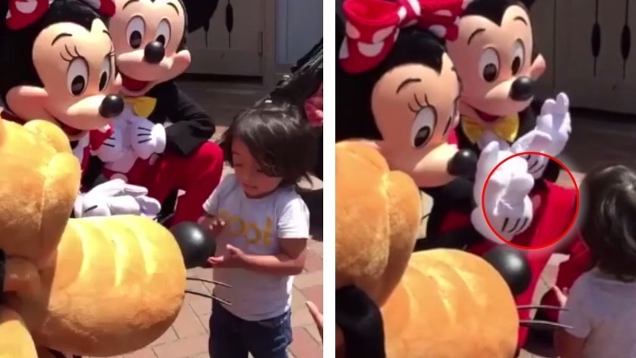 Disneyland: Mickey und Minnie sprechen in Gebärdensprache mit diesem kleinen 2-jährigen Jungen