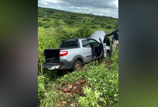 Em Pombal, dupla desobedece ordem de parada da PRF, capota veículo durante a fuga e foge a pé