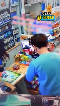 Ngại ngùng khi tặng quà, chàng trai dành điều bất ngờ cho nữ nhân viên cửa hàng tiện lợi