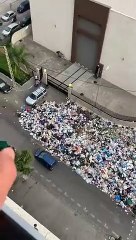 تراكم القمامة في شوارع لبنان تزامنًا مع إفلاس الحكومة