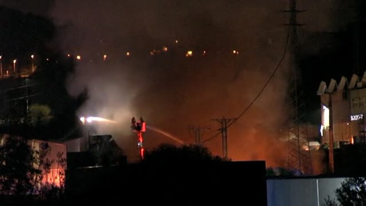 Las llamas arrasan una nave de cocinas de Erandio (Vizcaya)