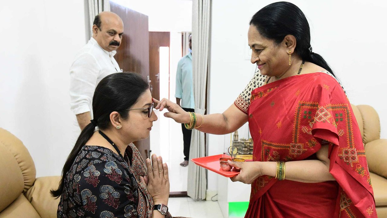 Basavaraj Bommai ನಿವಾಸಕ್ಕೆ ಭೇಟಿ ನೀಡಿದ Smriti Irani | Oneindia Kannada