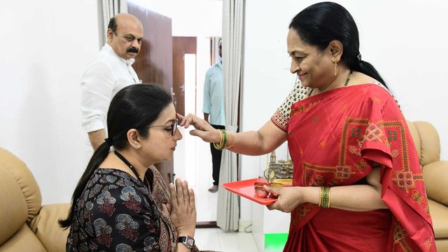 Basavaraj Bommai ನಿವಾಸಕ್ಕೆ ಭೇಟಿ ನೀಡಿದ Smriti Irani | Oneindia Kannada