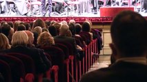 Concerto per la pace in Ucraina, davanti alla Scala la scritta 