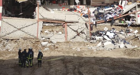 Temel kazısı yapılırken komşu iş yerinin duvarı çöktü