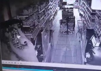 Hırsızlar kasadaki paraları çaldı, duvardaki sigara dolabını söktü