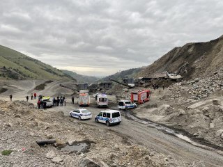 Taş ocağında uçuruma devrilen kamyonun sürücüsü öldü