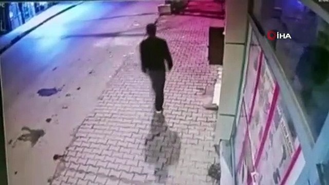 Esenyurt'ta hırsızlar kasadaki paraları çaldı, duvardaki sigara dolabını söktü