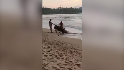 Aksi 2 Orang Pria di Pandeglang Buang Sampah Segerobak ke Laut Terekam Kamera