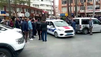 Gözaltına alınan şüpheli, polis aracının camından dışarıya böyle atladı