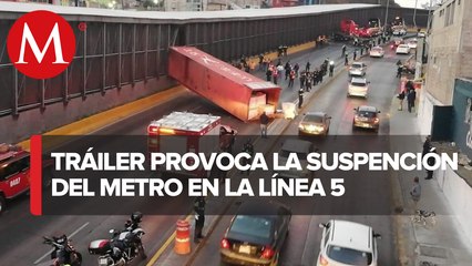 Vuelca tráiler en Circuito interior, choca contra muro del Metro de CdMx