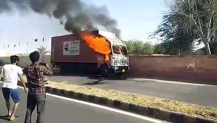 Download Video: ट्रक में लगी अचानक आग से मची अफरा तफरी, केबिन जलकर हुआ राख