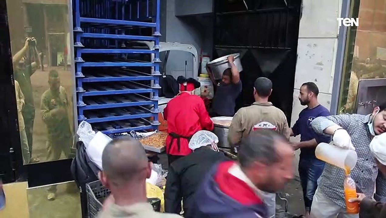 "الله محبة".. قبطي مصري يقيم موائد الرحمن في مصر لإطعام الصائمين من 17 عام