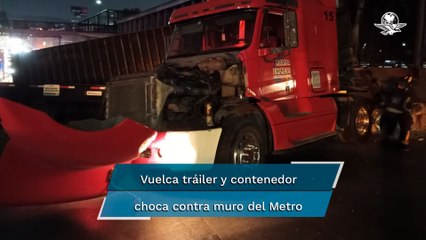 Vuelca tráiler en Circuito Interior; contenedor choca con muro de Línea 5 del Metro