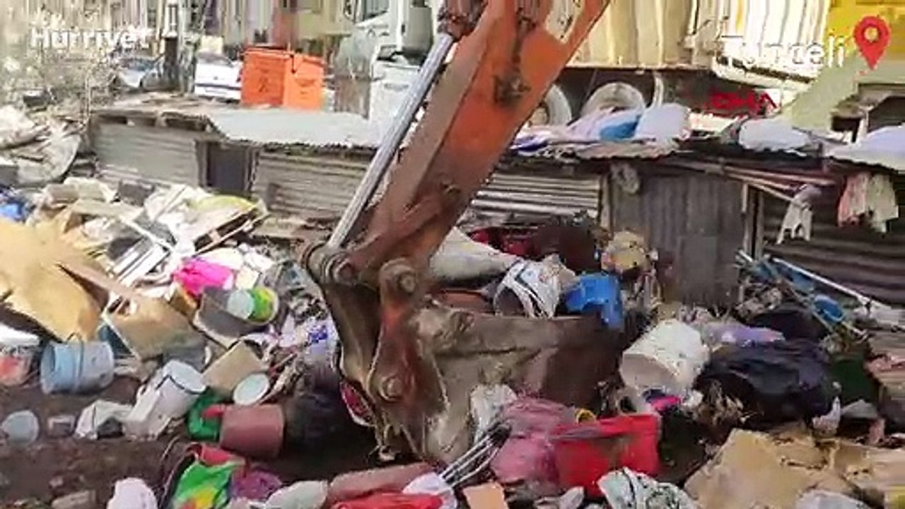 'Kötü koku' şikayeti yapılan evden 6 ton çöp çıktı