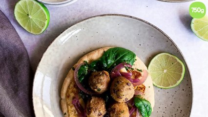 Pains pitta aux falafels, halloumi et sauce au yaourt