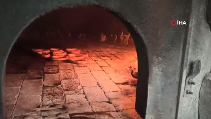 Simit ustaları fırında yüz dereceyi bulan sıcaklıkta oruç tutuyor