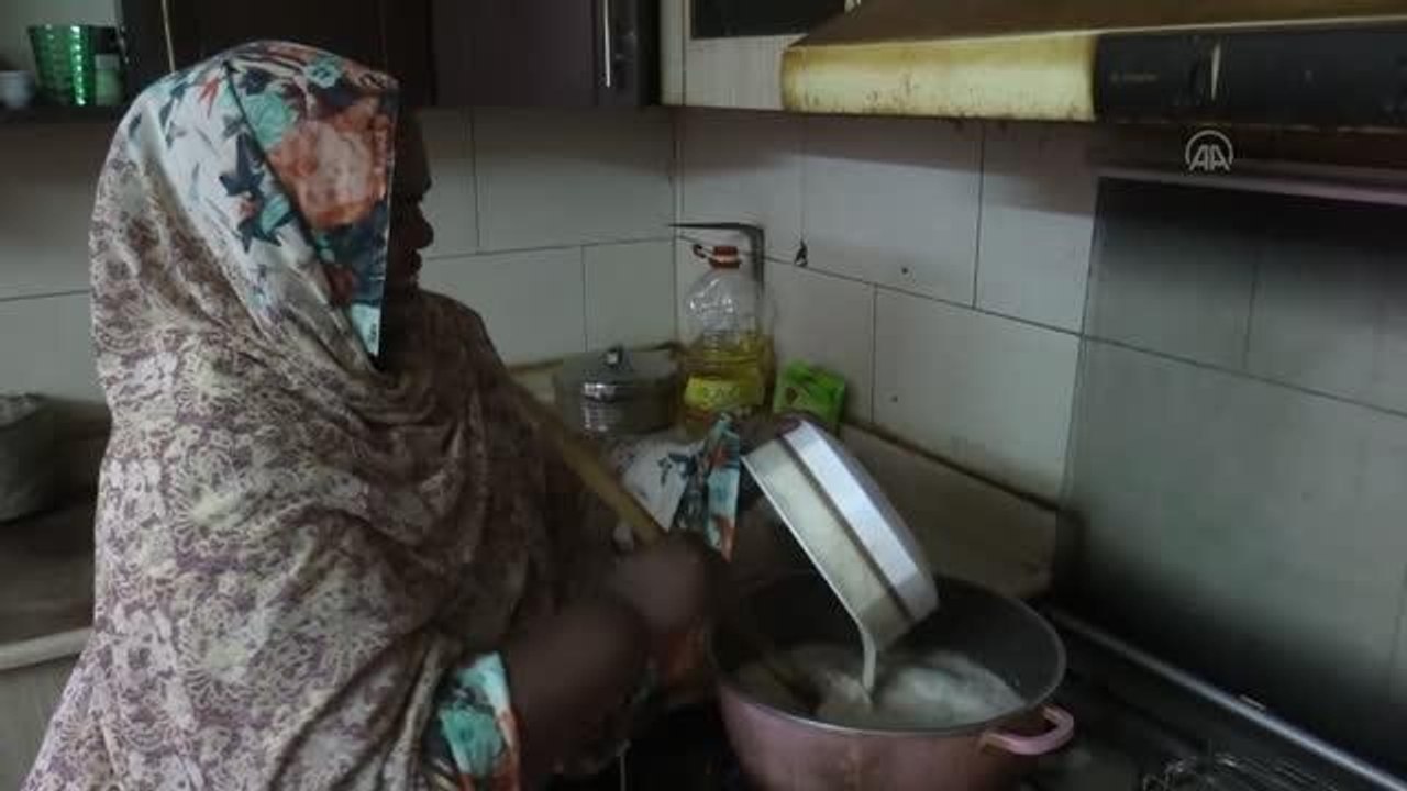 Sudanlılar evlerinin önündeki iftar sofralarında ramazanın bereketini paylaşıyor