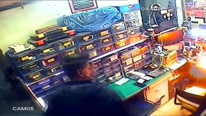 Son Dakika | Cep telefonu bataryasının patlama anı güvenlik kamerasına yansıdı