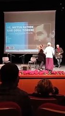 28 yıldır cezaevinde olan şair İlhan Sami Çomak'ın ödülünü anne ve babası aldı